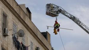 Un bombero examina el edificio que se derrumbó en Badalona a principios de febrero