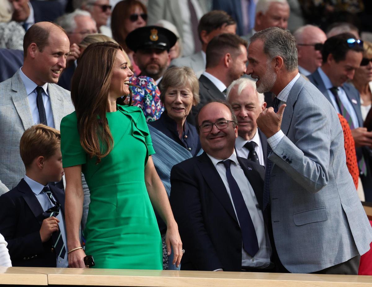 El Rey de España conversando con los Príncipes de Gales.