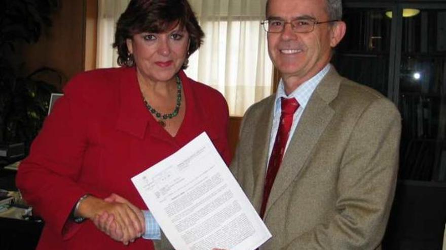 Acuerdo. María Antigua Escalera recibe la licencia de José Garrido. l. o.