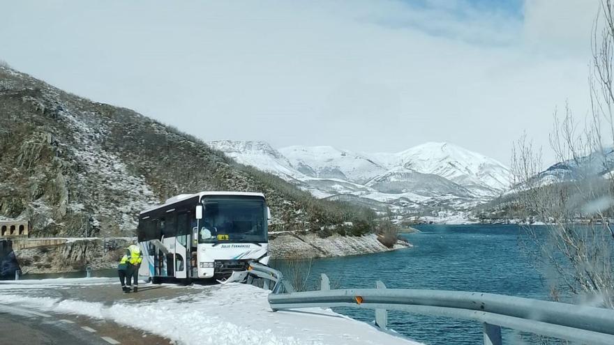 El autobús se salió de la calzada y colisionó contra la barrera de protección al borde el embalse.
