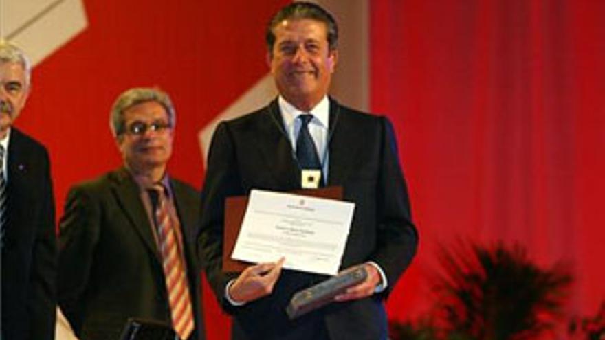 Federico Mayor Zaragoza y Villanueva de la Sierra reciben los premios Adenex