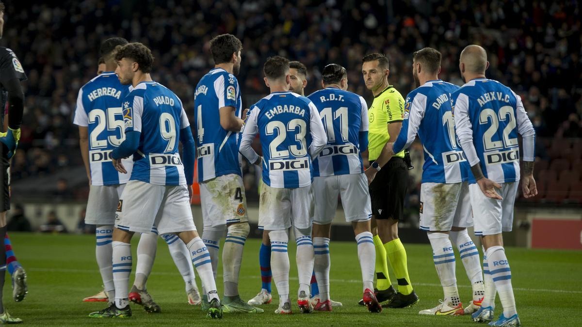 Los jugadores del Espanyol se dirigen al árbitro tras su decisión de pitar penalti