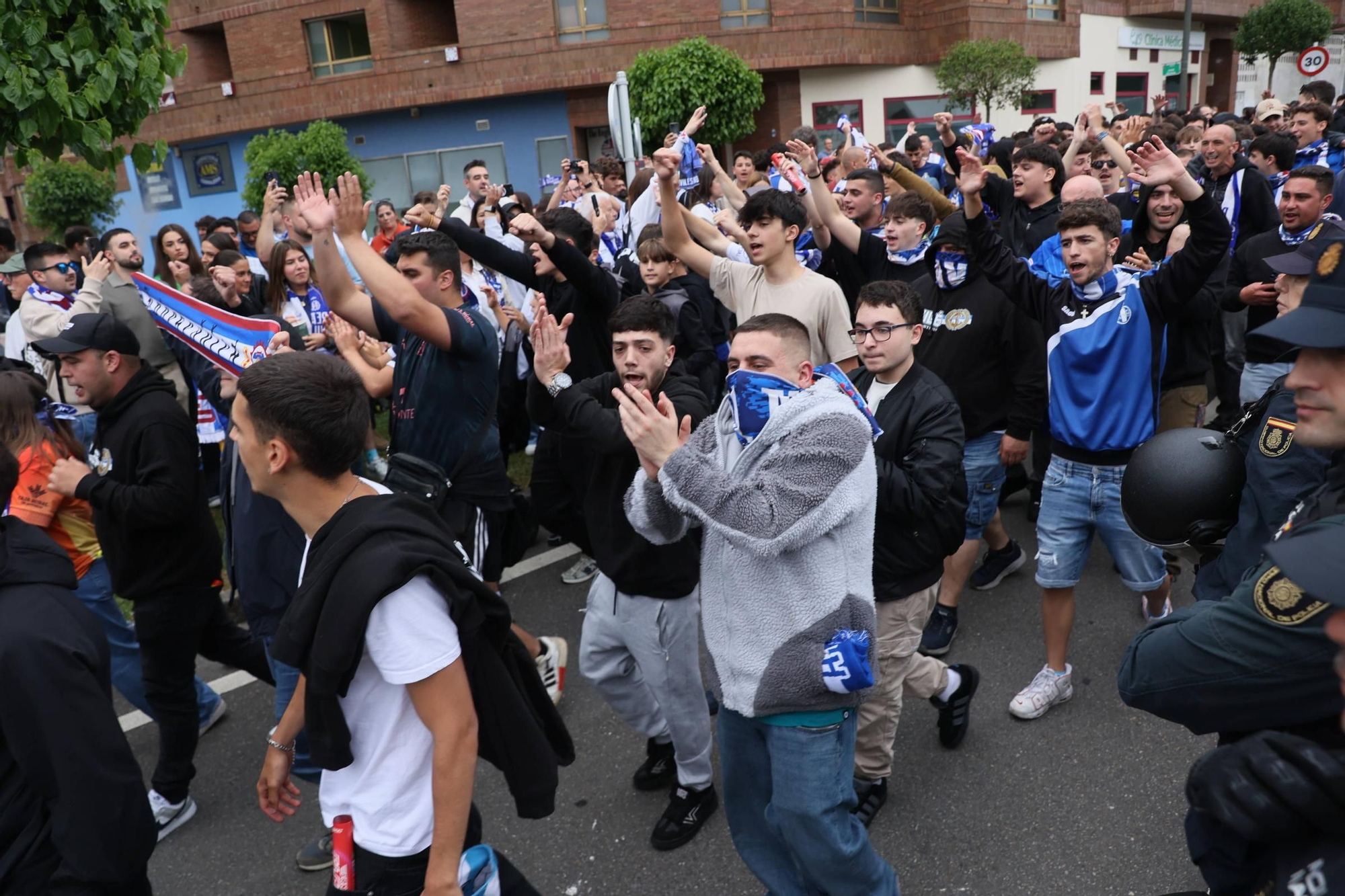 EN IMÁGENES: Avilés se tiñe de blanquiazul para la final por el ascenso ante el Rayo Majadahonda