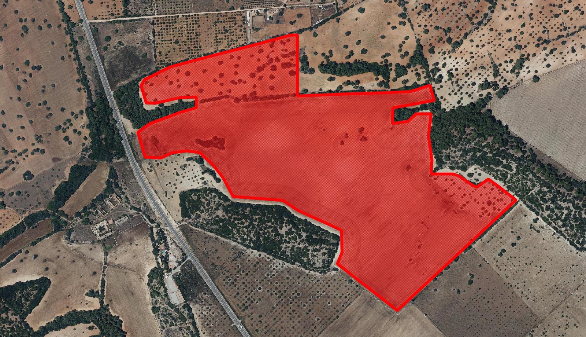 Parques fotovoltaicos | Esta es la comparativa del suelo rústico antes y después de las placas solares