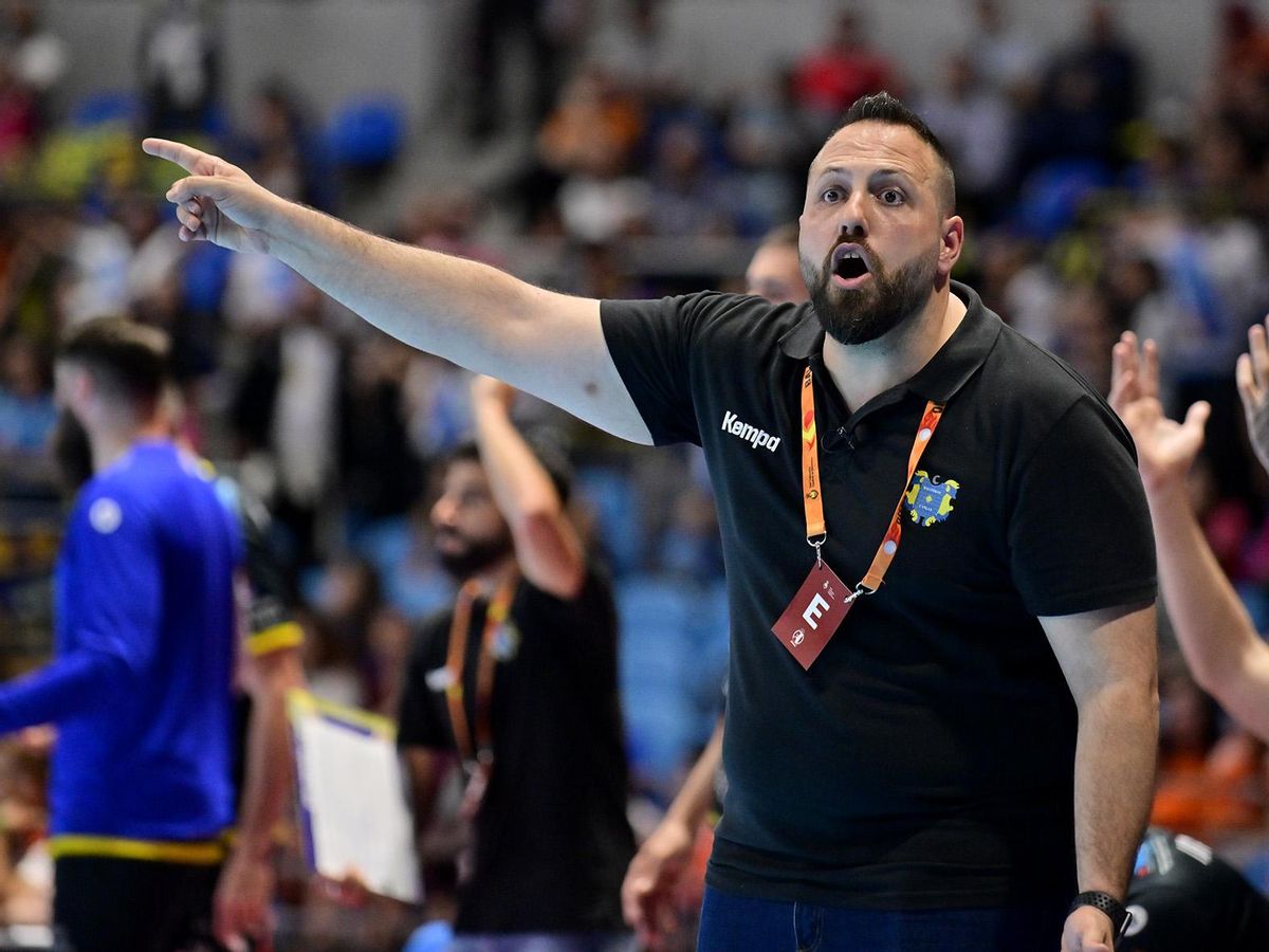 Nacho Moyano da instrucciones en un momento del partido Logroño-Frigoríficos del Morrazo.