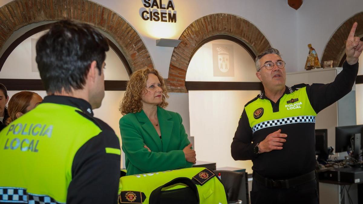 La alcaldesa Amparo Folgado visita la sala CISEM de Torrent.