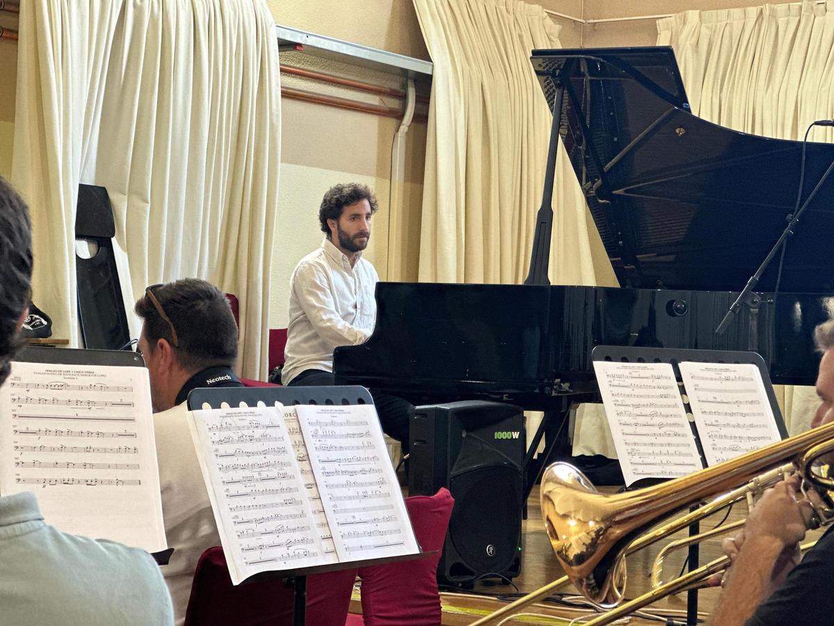 Chico Pérez durante el ensayo con la Big Band del Conservatorio Superior de Música de Sevilla.