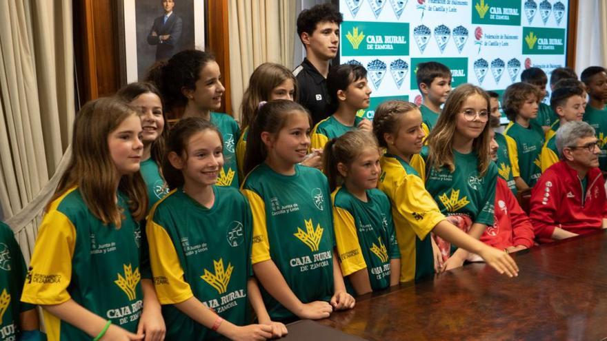 Niñas y niños que participarán en las concentraciones de Béjar representando a Zamora posan para las cámaras en Caja Rural. | José Luis Fernández