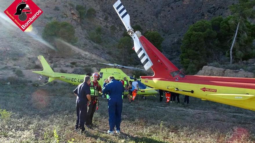 Rescatada una niña de 12 años tras caerse de unos cinco metros mientras descendía un barranco en Orihuela