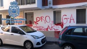 La pintada de unos vecinos del barrio de Loreto de Cádiz para denunciar unos bajos conflictivos.