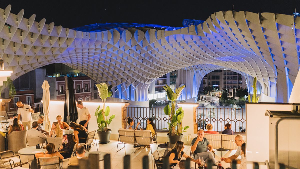 Este es el hotel de Sevilla del que todos hablan: ocupa un antiguo convento de 1521, con patios históricos, piscina en la azotea y cócteles frente a Las Setas