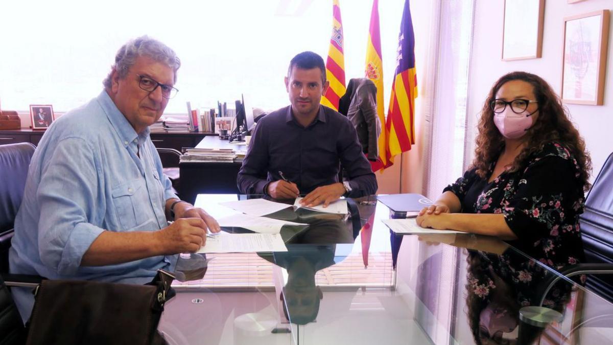 Sant Antoni firma dos convenios con Cáritas Diocesana y Cáritas Sant Antoni | ASA