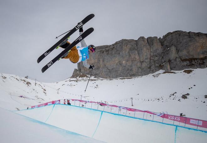 JHanna Faulhaber entrena para la prueba Freeski Halfpipe de Esquí Freestylede los Winter Youth Olympic Games en el Leysin Park, Suiza,