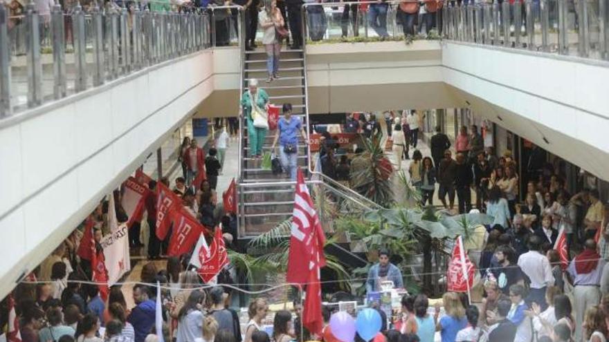 Una de las protestas del comercio vario, en julio, en el Centro Comercial Cuatro Caminos. / carlos pardellas