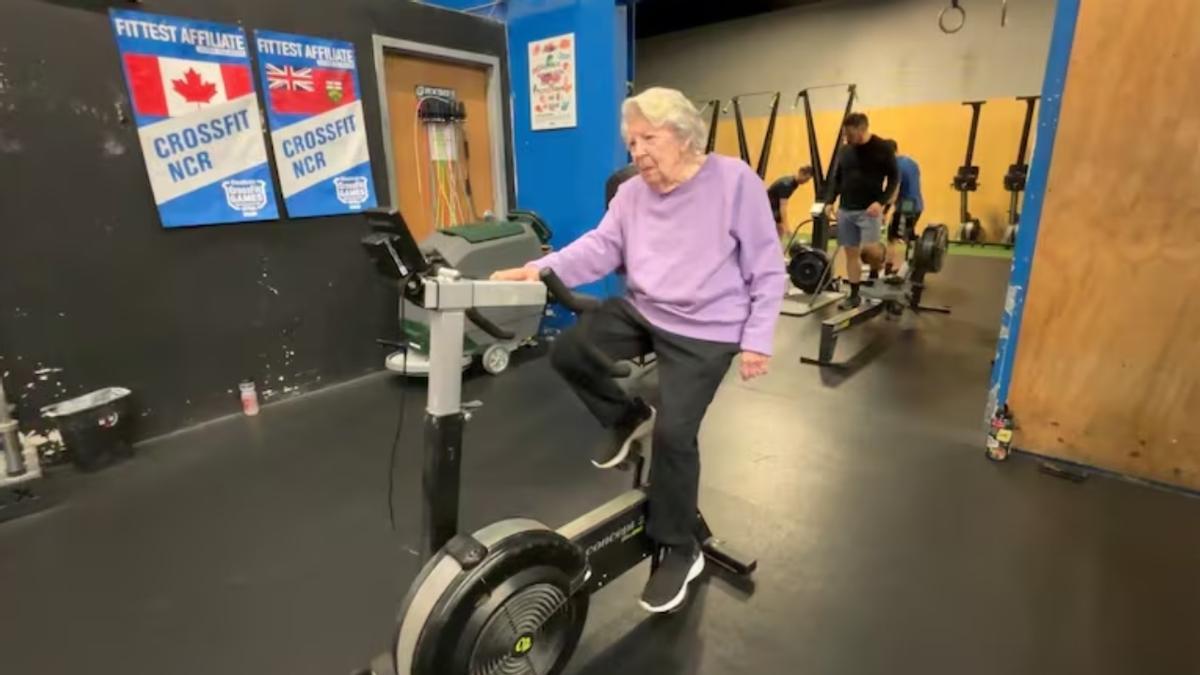 Avril Legault, en una sesión de Crossfit con 90 años