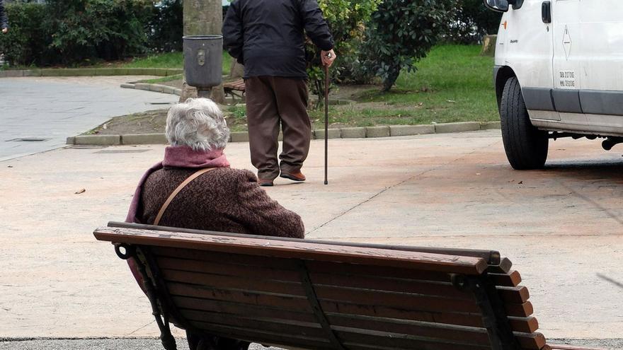 Vecinos mayores en el parque Jovellanos de Mieres.