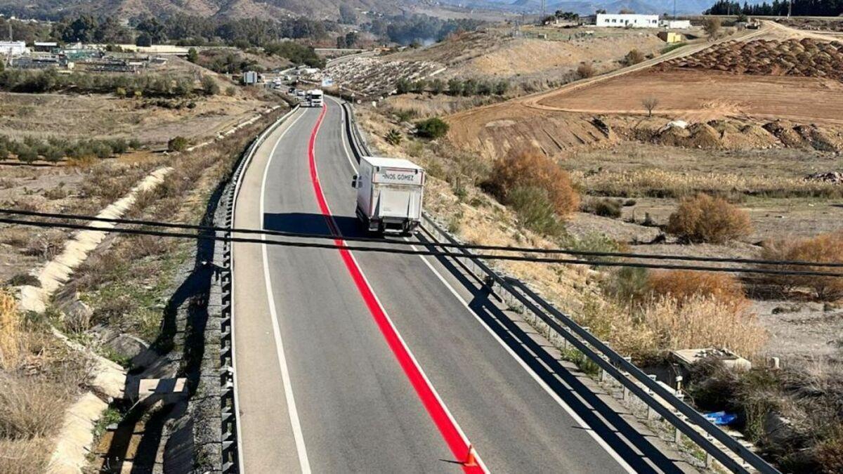 ¿Cuál es el significado de la nueva línea roja que puedes encontrarte en la carretera?