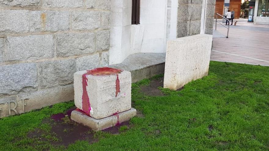 Arrojan pintura roja sobre uno de los monolitos franquistas de La Gesta de Oviedo