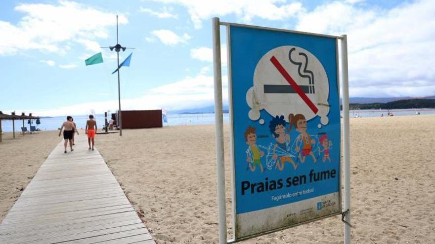 Galicia consolida la mayor red de playas sin humo de España: uno de cada cuatro arenales está libre de tabaco