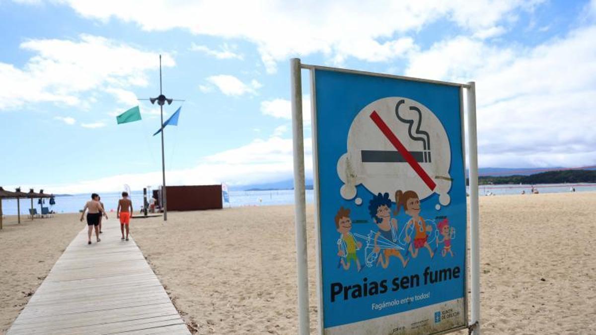 Cartel de la campaña, en la playa vilagarciana de A Compostela.