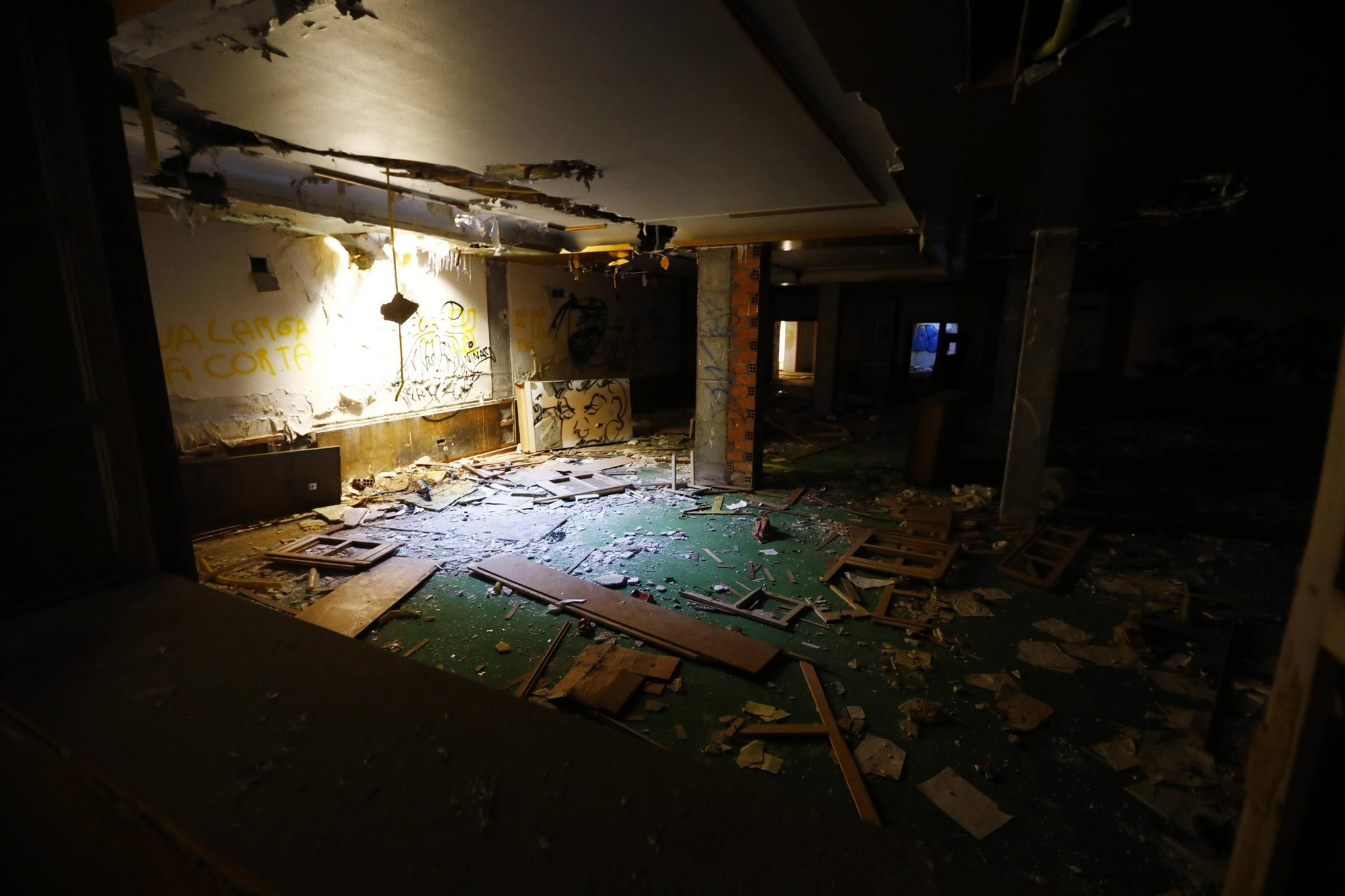 Así se encuentra el abandonado casino Montesblancos, en Alfajarín