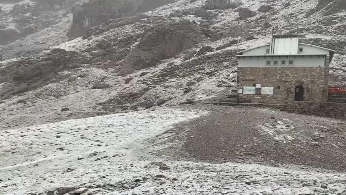 La nieve caída en el refugio del Urriellu. | Refugio del Urriellu
