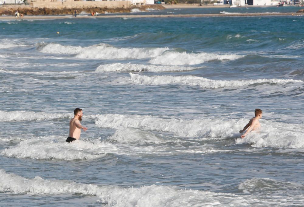 Baños en la playa el 8 de diciembre