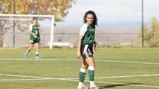 Adela, del Cacereño Femenino, vocacionalmente futbolista y médica