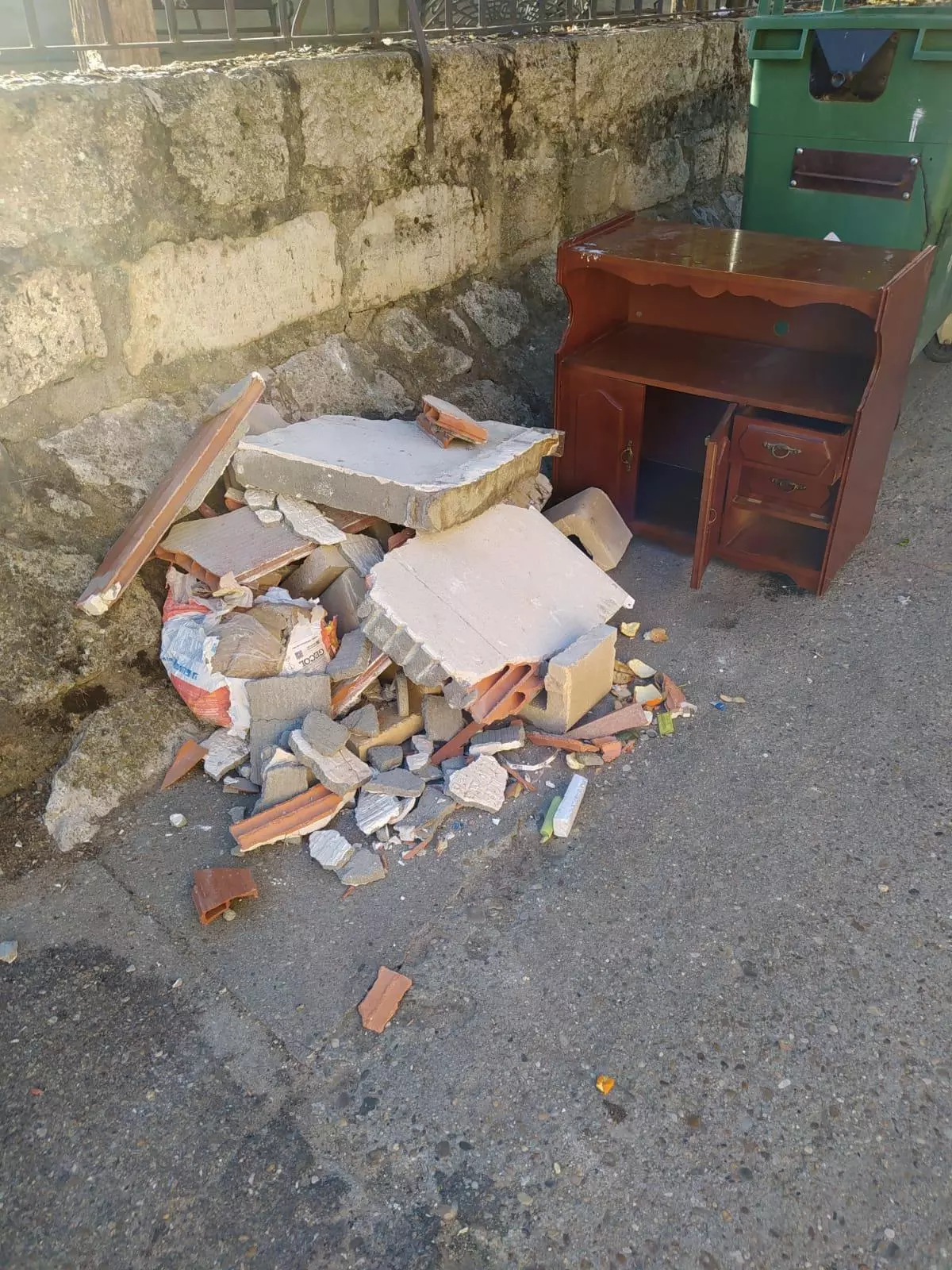 El Ayuntamiento de Toro denuncia el abandono de cascotes en contenedores