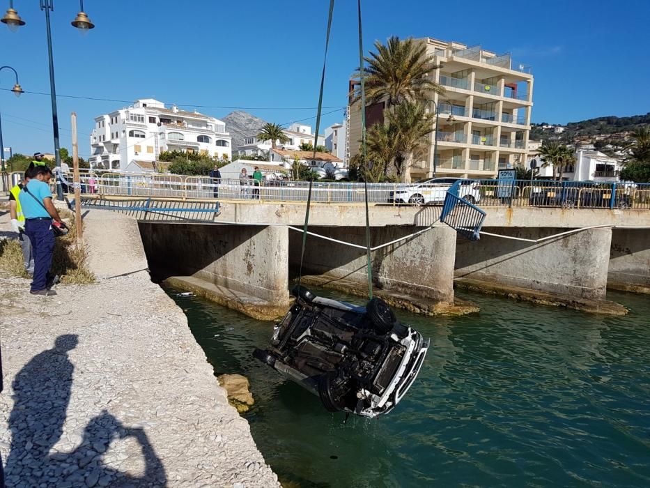 Un coche se precipita al río Gorgos en Xàbia.