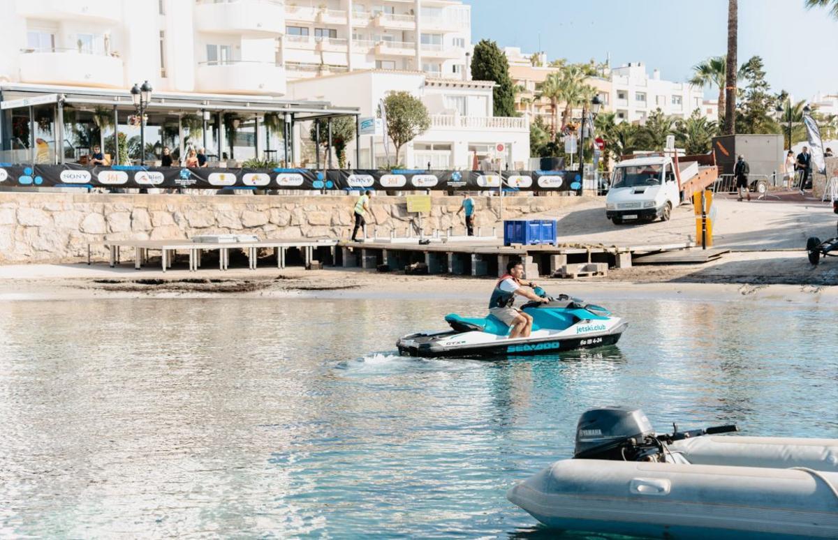 Las motos de agua colaboran en las labores de seguridad marítima durante el evento,