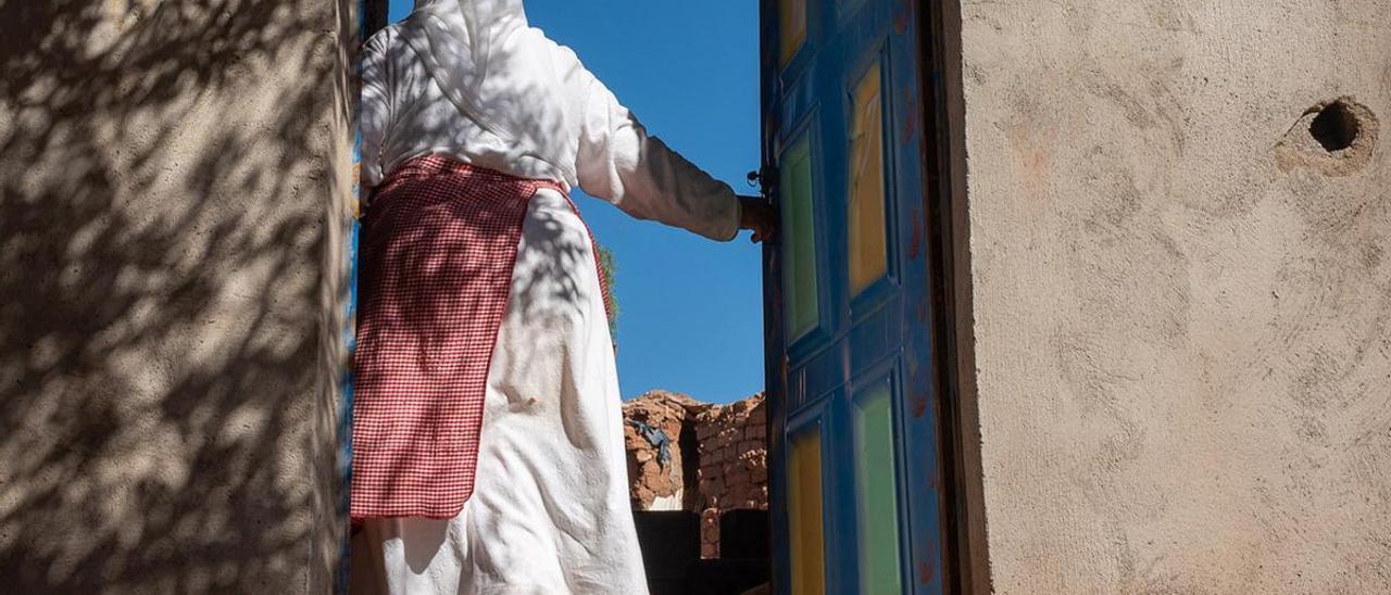 Halima, que perdió su vivienda tras el terremoto, entra a su casa por primera vez después de la catástrofe.