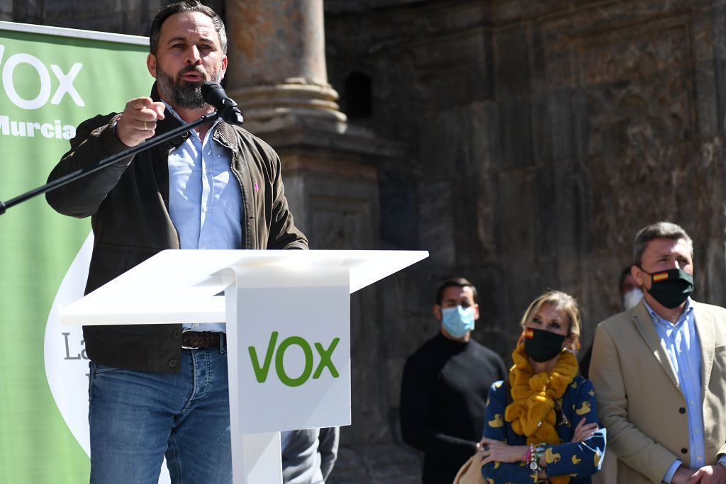 La plaza de la Catedral de Murcia se abarrota para recibir a Abascal