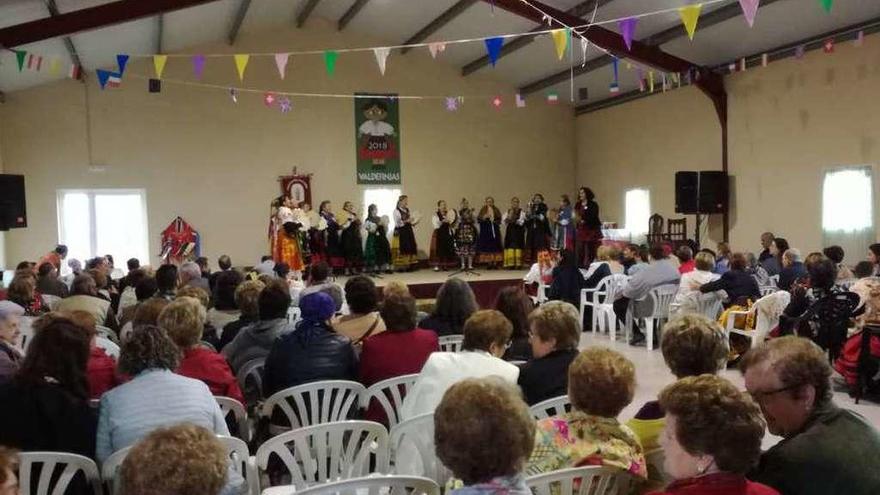 Diferentes momentos del encuentro de Asociaciones de Toro en el municipio zamorano de Valdefinjas.