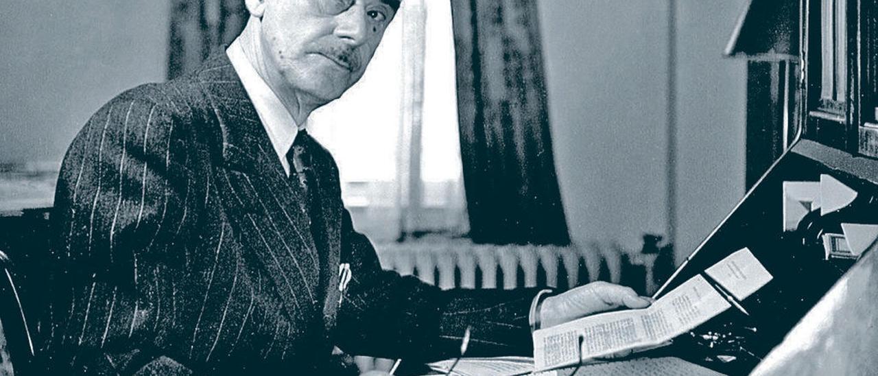 Thomas Mann, en su escritorio. // FdV