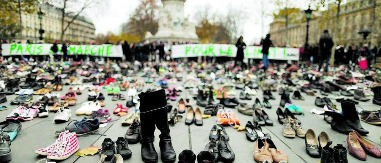 Cientos de zapatos expuestos en París en una cumbre contra el cambio climático, como un símbolo de la prohibición de manifestaciones. | IAN LANGSDON