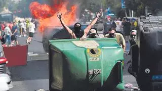 Cortes de carreteras, barricadas y cargas policiales: se endurece la huelga del metal en Cádiz