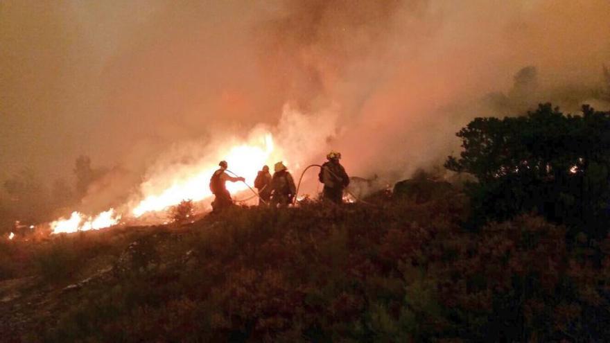 La Brif de Laza trabajando en incendio en Caxide, Parada de Sil