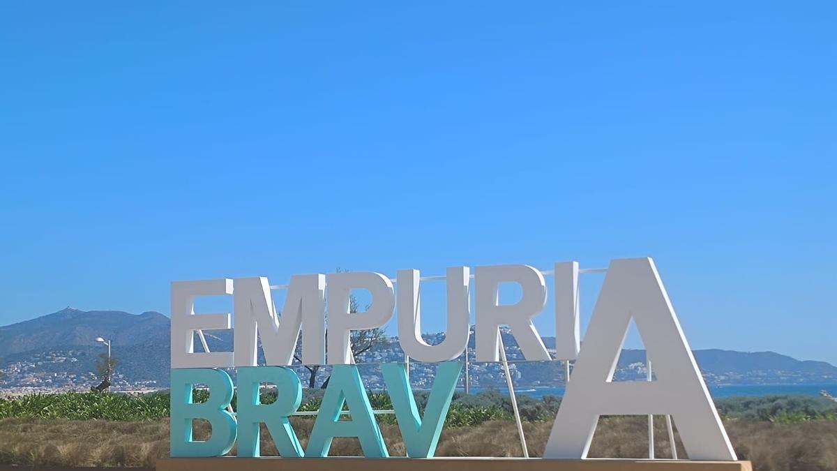 Cartel en el paseo marítimo de Empuriabrava.