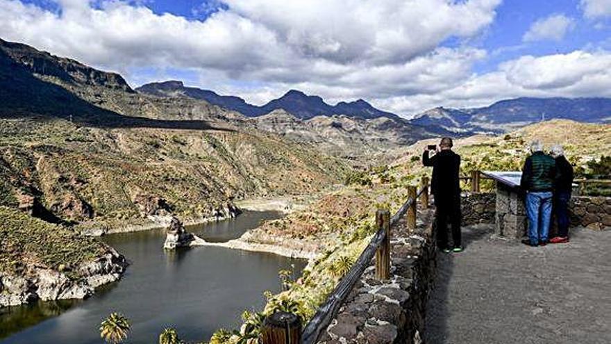 Vista del Macizo de Amurga desde el mirador de la presa de La Sorrueda.