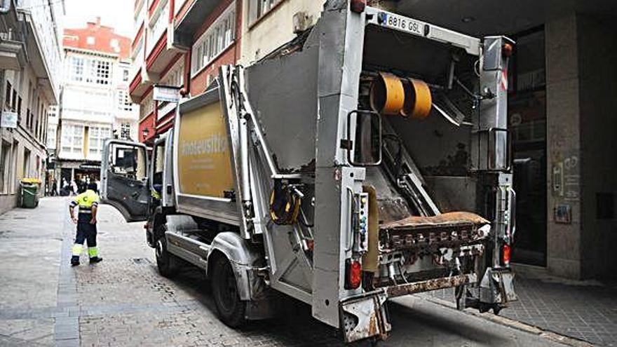 Un camión de la recogida de la basura, en la calle Torreiro.