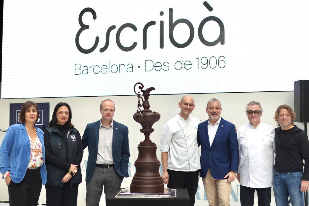 El pastelero Christian Escribà crea una mona de chocolate de la Copa América de vela