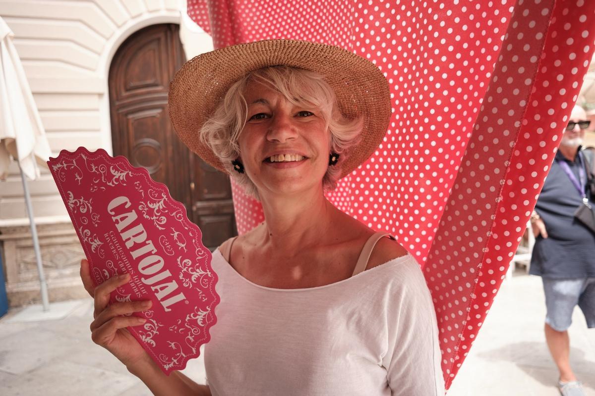 Susy, turista italiana, en la Feria de Día de Málaga