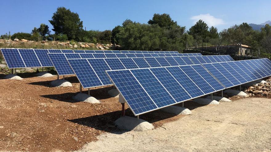 Los parques de placas solares formarán parte del paisaje de los terrenos rústicos de Balears. |