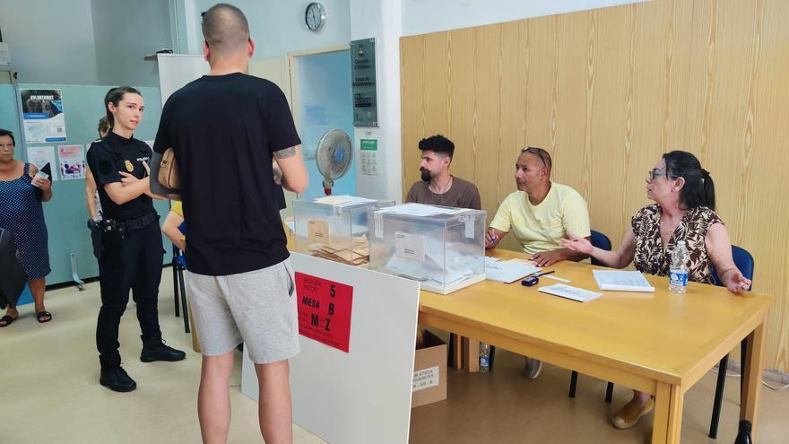 Un ciudadano de Ibiza genera problemas en una mesa electoral por llevar el lema &#039;Que te vote Txapote&#039;