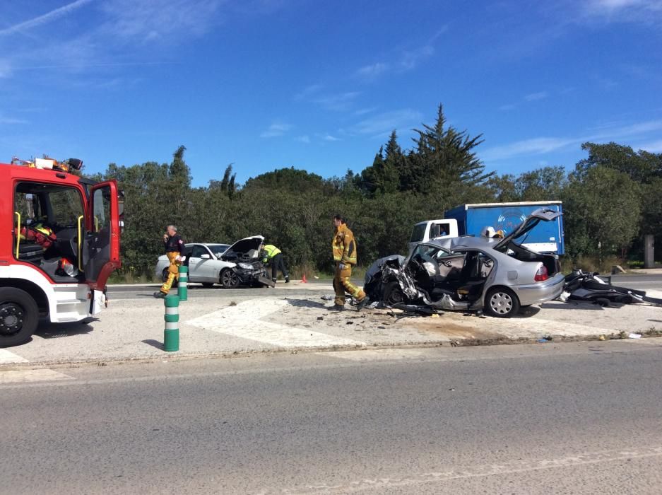 Varios heridos, entre ellos uno muy grave, en un choque frontal entre dos vehículos en Dénia.