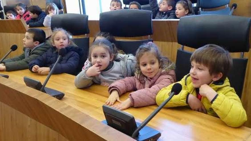 Un grupo de alumnos en el salón de plenos.