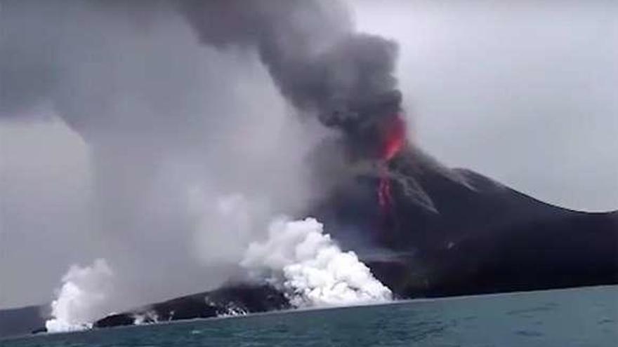 Fuerte erupción de un volcán en Indonesia