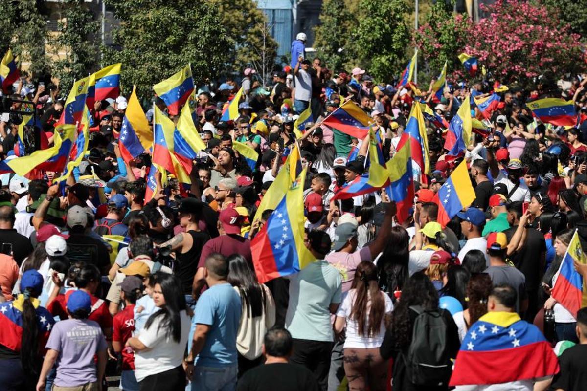 Los venezolanos residentes en Chile celebran en Santiago el 3 de enero de 2026, tras la captura del líder venezolano Nicolás Maduro por fuerzas estadounidenses, luego de un “ataque a gran escala” en Venezuela. La administración Trump declaró el 3 de diciembre que Maduro y su esposa, capturados, enfrentarán “toda la fuerza de la justicia estadounidense” por cargos de drogas y terrorismo.