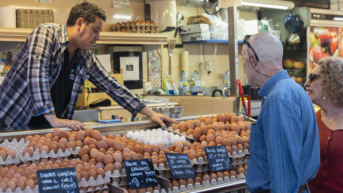 Puesto de venta de alimentos en el Mercado Central de València.